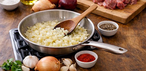 Restování cibule na pánvi